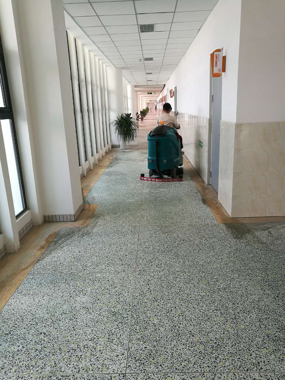 1585216903168082.jpg 學(xué)校水磨石.jpg