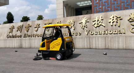 駕駛掃地機(jī) 駕駛掃地機(jī)